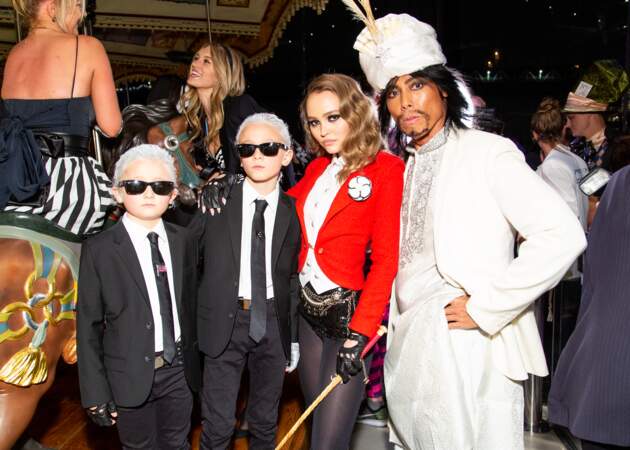 Lily-Rose Depp prend la pose auprès de mini-Karl Lagerfeld lors de cette soirée organisée par Chanel