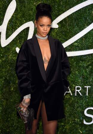 Rihanna joue le masculin-féminin avec une veste de smoking 