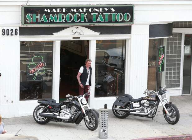 Johnny Hallyday devant le salon de son ami Mark Mahoney, le tatoueur des stars, à West Hollywood en 2014