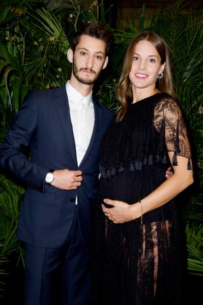 Pierre Niney et sa compagne Natasha Andrews, alors enceinte de leur fille Lola, lors d'un gala à Paris en 2017