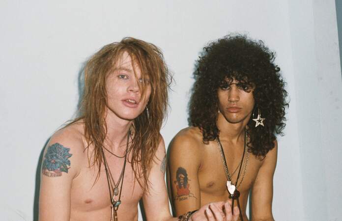 Axl Rose et Slash posent backstage le 28 juin 1985 au Stardust Ballroom, à Hollywood (Californie)