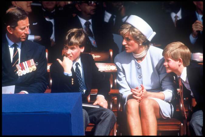 Le prince Harry, facétieux, avec Charles, Diana et William lors du 50e anniversaire du parlement à Hyde Park (1995)