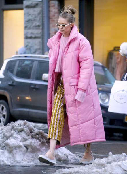 Gigi Hadid se protège du froid new-yorkais en maxi doudoune rose Christina Ledang, le 9 janvier 2018