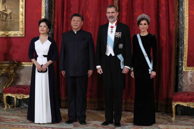 La reine Letizia d'Espagne très classe et sobre avec sa tiare, ses boucles d'oreille et ses bracelets Cartier