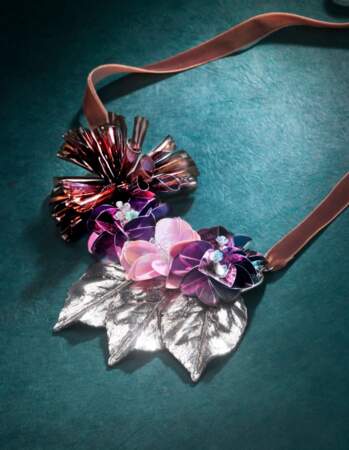 Collier avec fleurs en métal et ornements en plastique, et  velours, 25,99 €  (Mango)