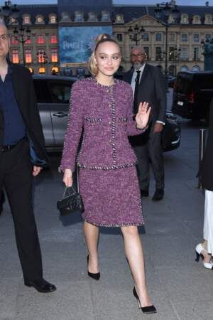 Lily-Rose Depp ravissante en tailleur Chanel