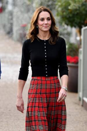 Kate Middleton très souriante avec un look très Noël par cette jupe écossaise signée Emilia Wickstead