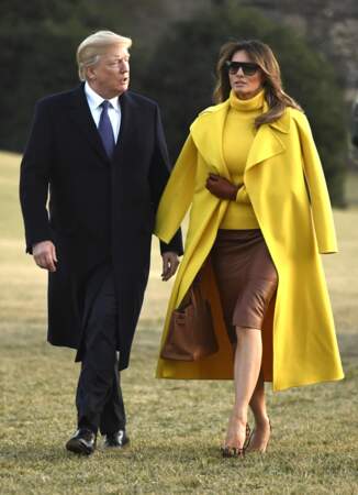 Melania Trump a opté pour un look marron et jaune avec ses escarpins léopard Manolo Blahnik.