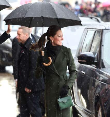 Sous son manteau olive, Kate Middleton a opté pour une robe Michael Kors