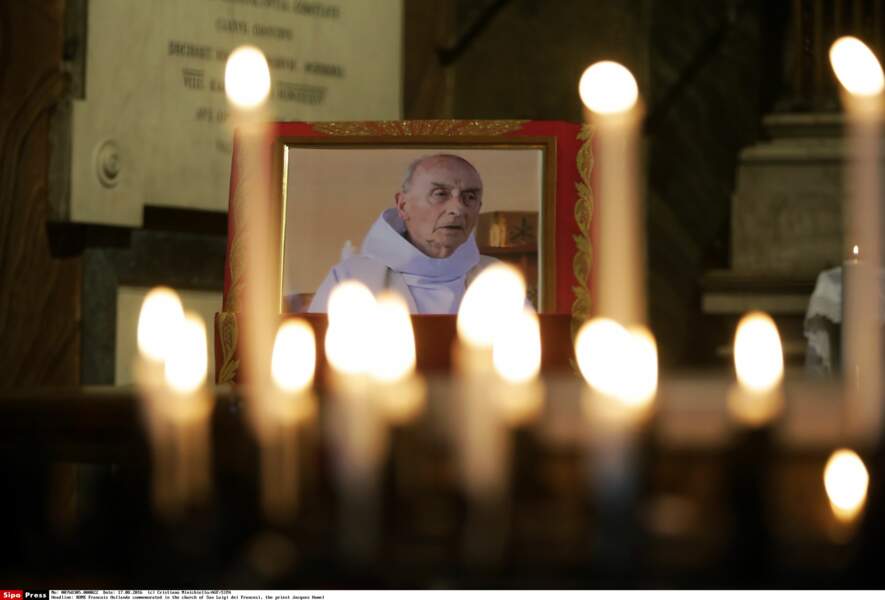 Les bougies allumées en mémoire du père Jacques Hamel, dans l'église Saint Louis des Français, à Rome