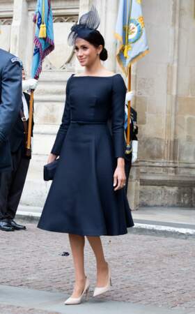 Meghan Markle, en robe et escarpins Dior, à la sortie de l'abbaye de Westminster à Londres le 10 juillet 2018