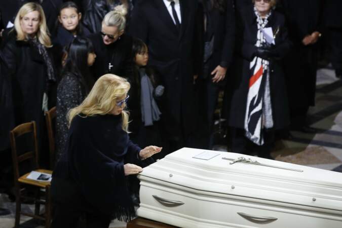 Sylvie Vartan dit adieu au cercueil de Johnny Hallyday à la Madeleine