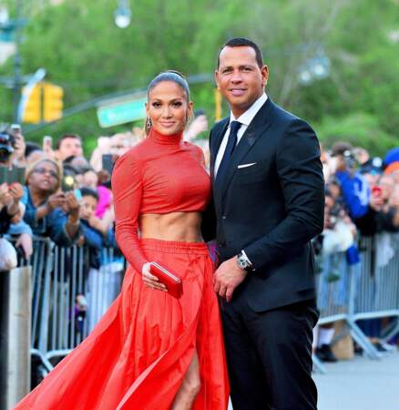 Jennifer Lopez portait également une minaudière rouge, assortie à sa tenue 