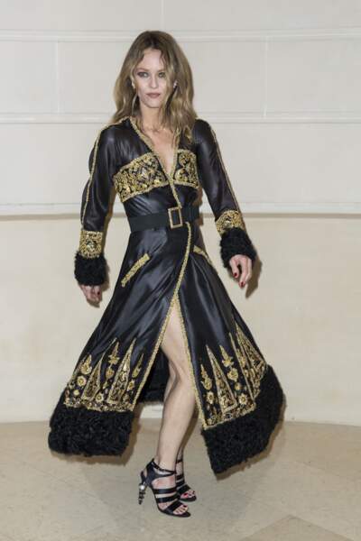 Vanessa Paradis, dans une robe Chanel, entre broderies en or et tissu noir.