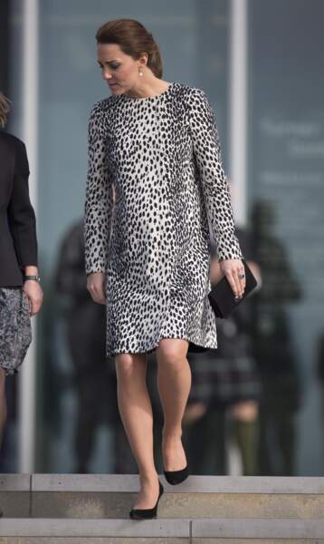 Kate Middleton, enceinte de 7 mois, dans une robe ample mouchetée noir et blanc, à Margate, le 11 mars 2015.