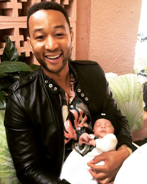 Le chanteur John Legend et son fils Miles, né le mai 2018