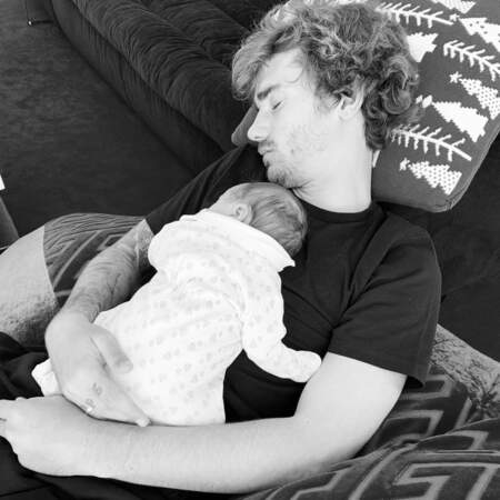 Pause tendresse pour le champion du monde Antoine Griezmann et son petit Amaro, né le 8 avril 2019. 