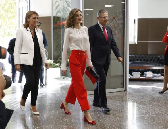  Letizia d'Espagne ose le pantalon rouge taille haute pour la Journée de la Croix Rouge espagnole