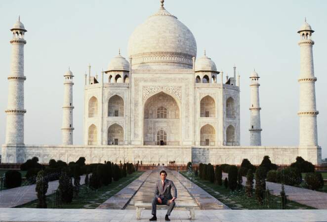 Douze ans avant la photo culte de Lady Di, le prince Charles pose seul devant le Taj Mahal