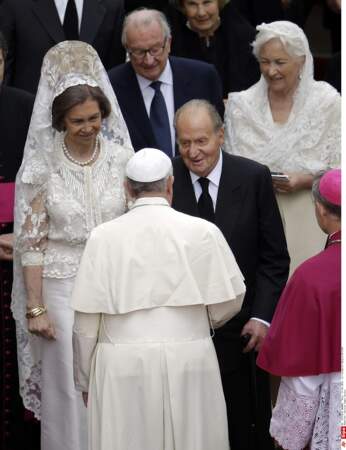 Au bras du roi Juan Carlos d'Espagne , la reine Sofia s'affiche en blanc et en mantille