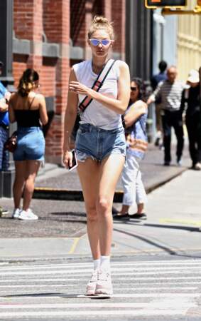 Gigi Hadid aime aussi le short en jean associé à un tee-shirt blanc tout simplement