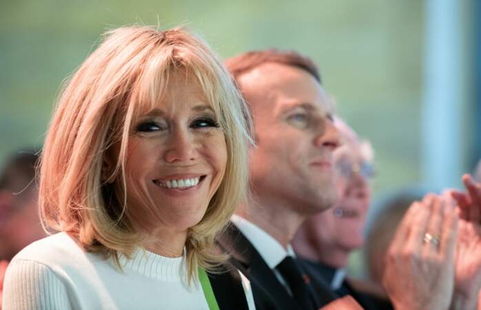 Brigitte Macron au collège des Bernardins pour le discours de son mari, en pull blanc, vert et noir