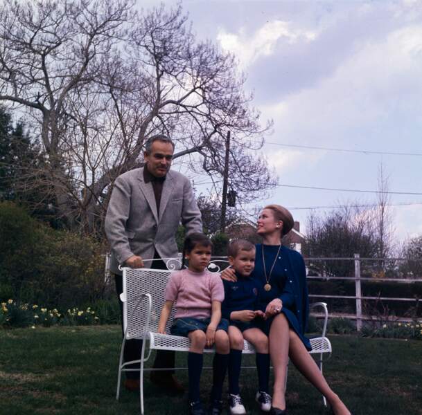 Rainier, Caroline, Albert, dans le jardin de l'ancienne maison de la princesse Grace à Philadelphie, en 1962