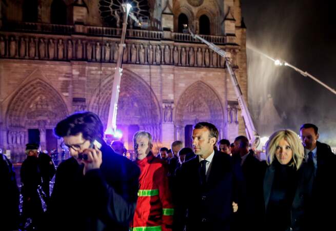 Emmanuel et Brigitte Macron sur le parvis de Notre-Dame de Paris ce lundi 15 avril