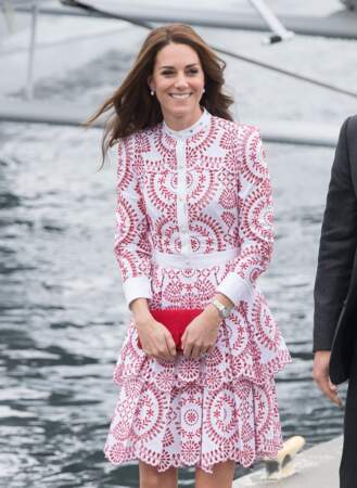 Princesse Kate en robe blanche et rouge Alexander McQueen