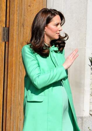 Kate Middleton, enceinte de 8 mois et très élégante