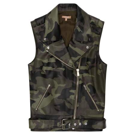 Army, perfecto en cuir sans manche à imprimé camouflage, 3050 € (Michael Kors Collection).