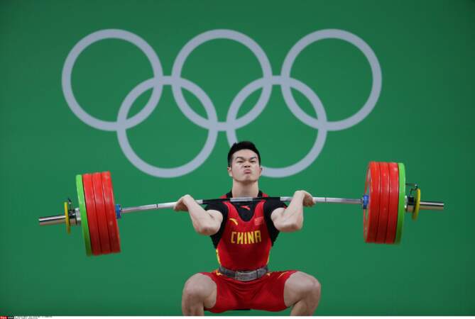La détermination du champion d'haltérophilie, Shi Zhiyong est plutôt mignonne, mais payante