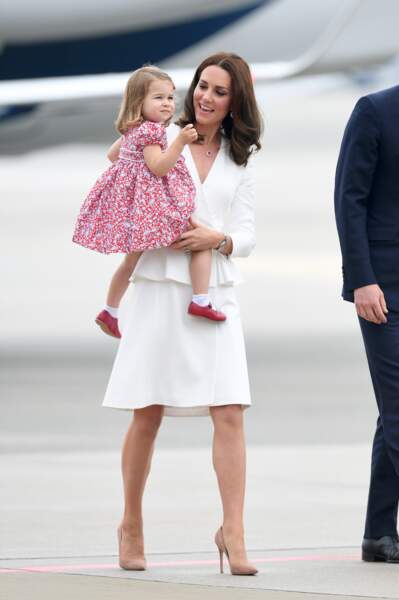 Kate et sa fille Charlotte, toutes les deux très chic, l'une en blanc, l'autre en rouge