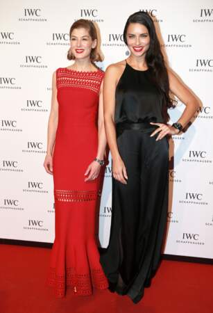 L’actrice Rosamund Pike et le top Adriana Lima au dîner "Come Fly With Us" d'IWC