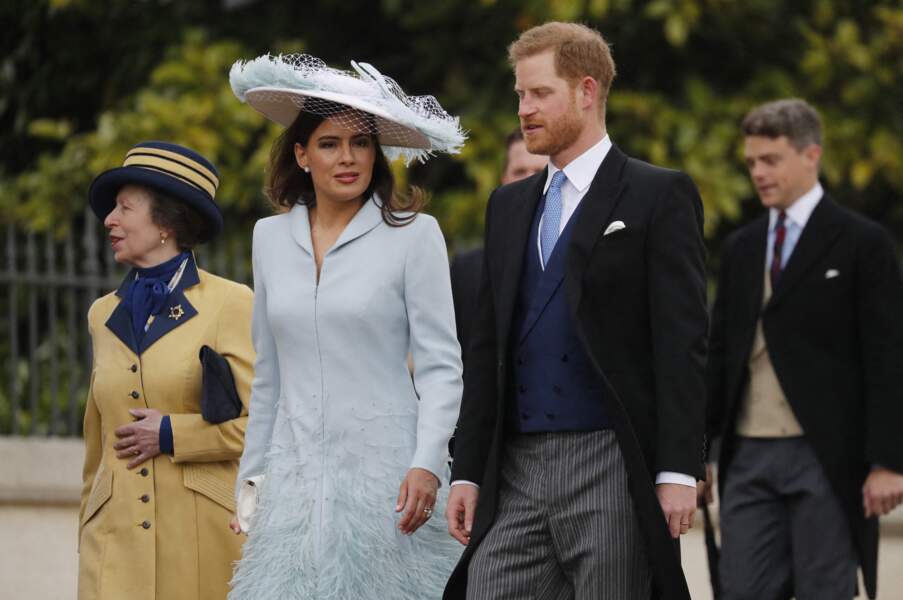 Le prince Harry arrive au mariage en compagnie de plusieurs membres de la famille royale. 