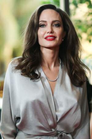 Angelina Jolie très chic dans cette robe en soie argentée et fluide