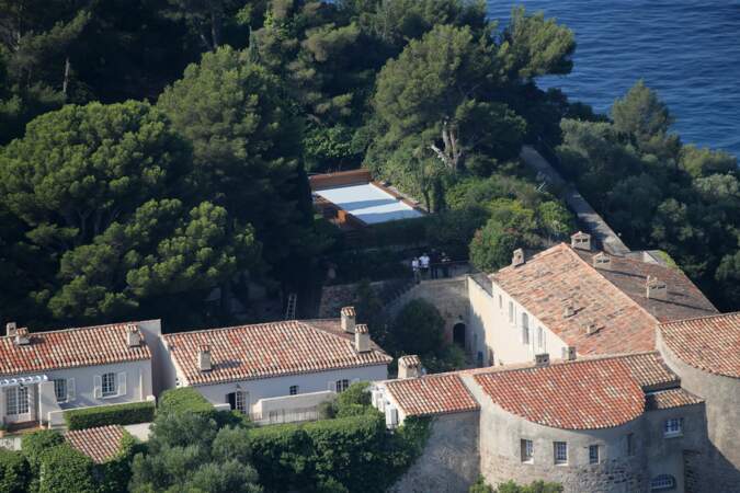Vue sur le fort et la fameuse piscine, où Emmanuel et Brigitte Macron passent leurs vacances
