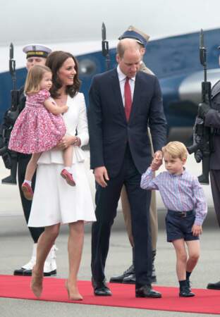 Le prince George zigzague sur le tapis rouge sa main dans celle de son père.