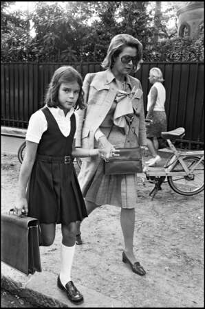 Grace de Monaco accompagne sa fille Stéphanie à l'école à Paris, en 1976