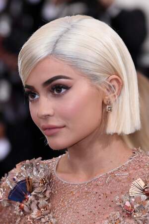 Parmi ses 1000 perruques, Kylie Jenner choisi le platine et l'ultra court 