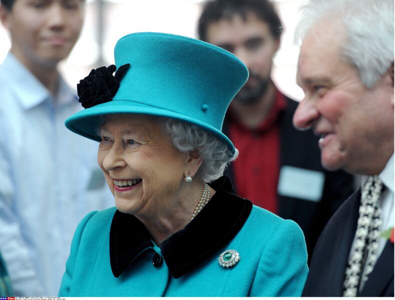 Des tailleurs et des bibis turquoise, la reine d'Angleterre en a plein son dressing
