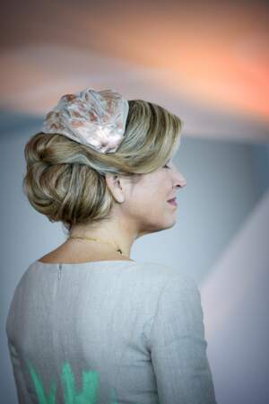 Version chapeautée pour la Reine Maxima de Hollande qui porte ici une petit bibi mordoré sur un chignon souple