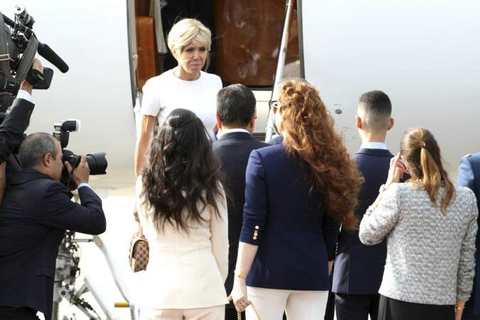 Faisant fi du protocole, c'est en petite robe blanche et courte que s'est présentée Brigitte Macron