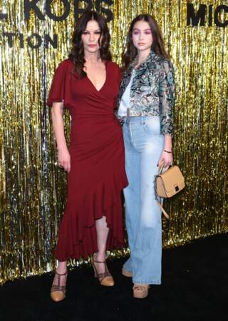 Catherine Zeta-Jones, sa fille Carys lors du photocall du défilé de mode Michael Kors Collection 2019/2020 