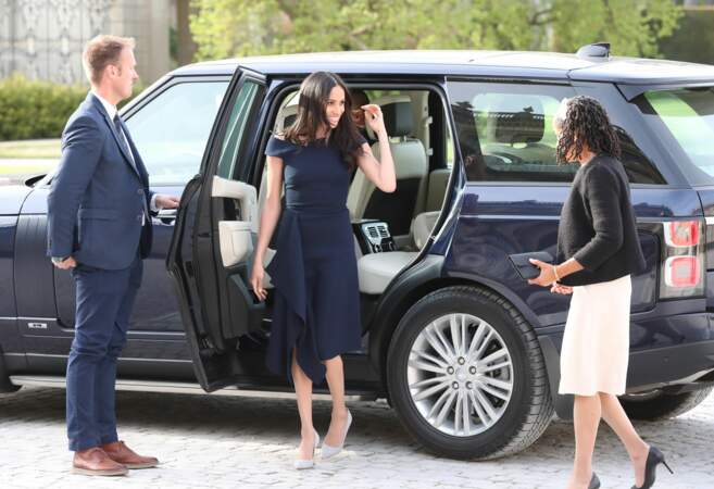Meghan Markle en robe Roland Mouret, arrive à l'hôtel Cliveden House la veille de son mariage, le 18 mai 2018