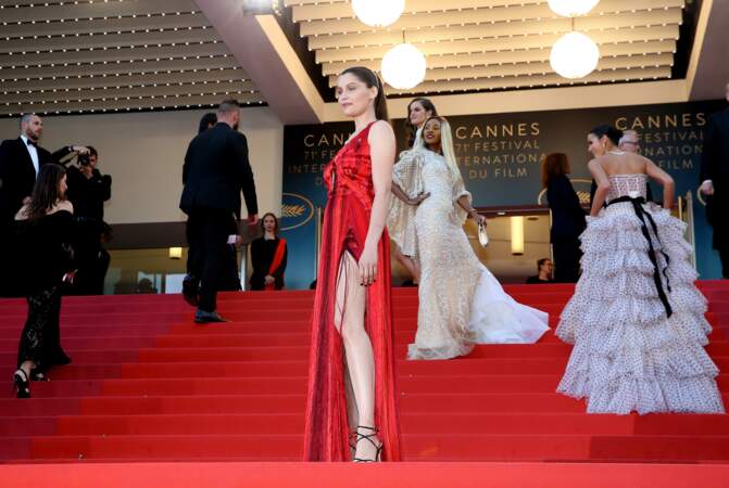 Laetitia Casta adore les robes fendues comme cette  sublime robe rouge Alexander McQueen