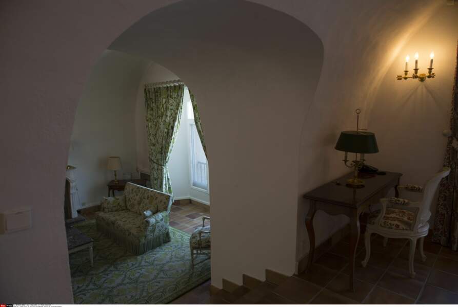 L'un des salons du fort de Brégançon, où Emmanuel et Brigitte Macron passent leurs vacances