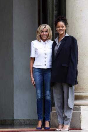 Dans son modèle bleu brut pour recevoir la chanteuse Rihanna, à l'Elysée, en juillet 2017...