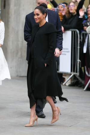 Déjà porté en novembre 2018, Meghan Markle, enceinte, ne jure que par Givenchy et par ce manteau unique.