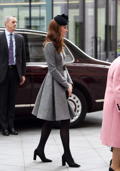 Kate Middleton très élégante en robe-manteau Catherine Walker, un style qu'elle apprécie beaucoup